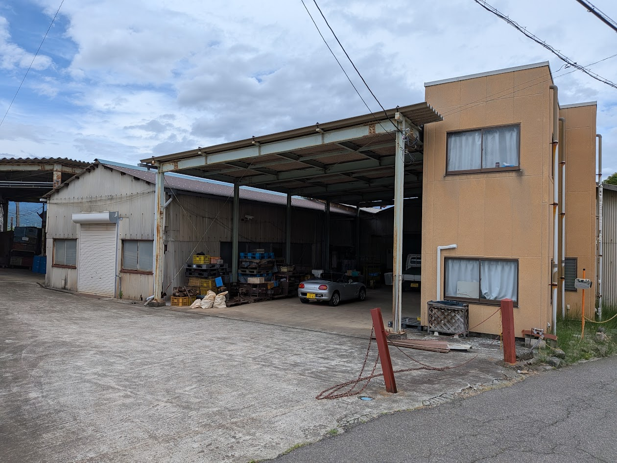 山梨県韮崎市にある株式会社オカダの事務所とアルミ鋳造工場