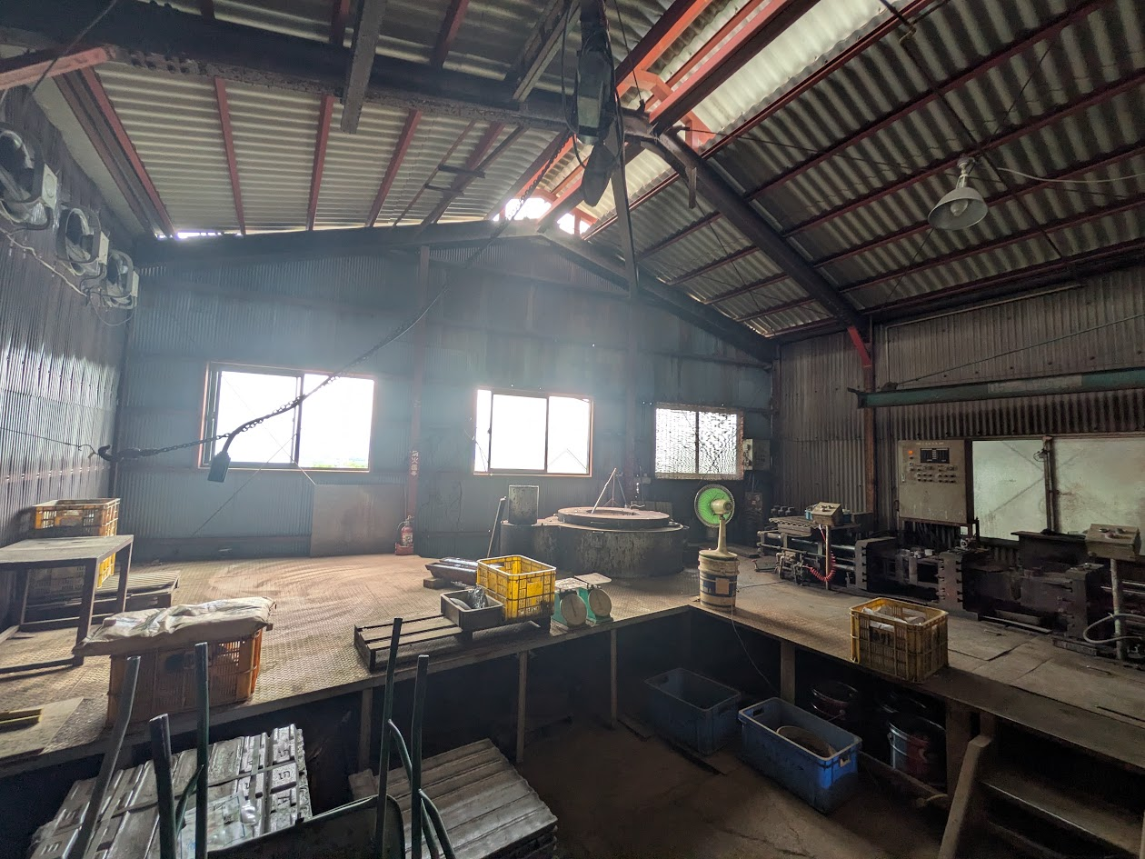 オカダのアルミ鋳造工場内。炉、鋳造機、金型と作業場
