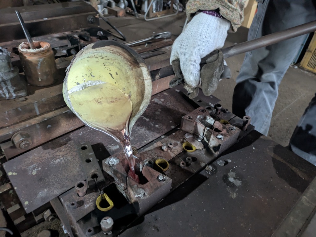 アルミグラビティ鋳造 — 金型への注湯工程